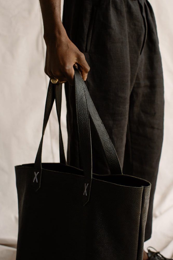 
                  
                    OVERSIZE TOTE / BLACK
                  
                