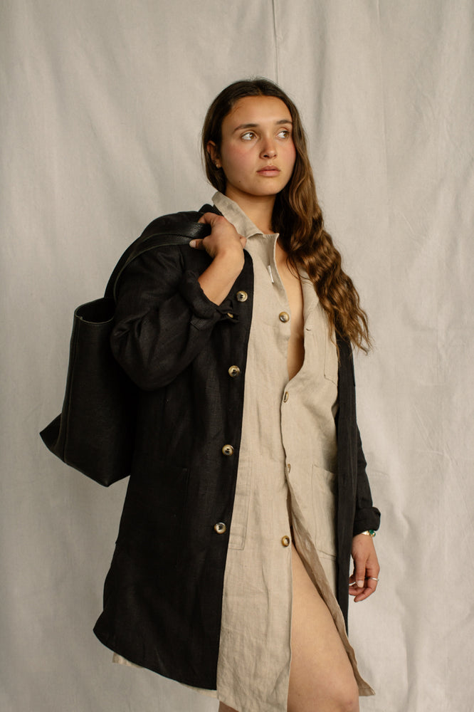 
                  
                    OVERSIZE TOTE / BLACK
                  
                