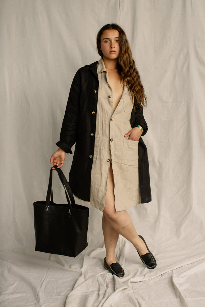
                  
                    OVERSIZE TOTE / BLACK
                  
                
